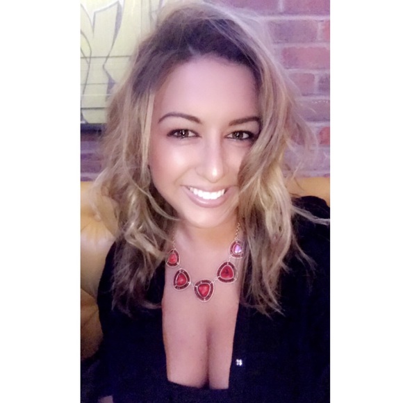 Meet your posher, Jen 💕💃🏼 - Picture 1 of 6